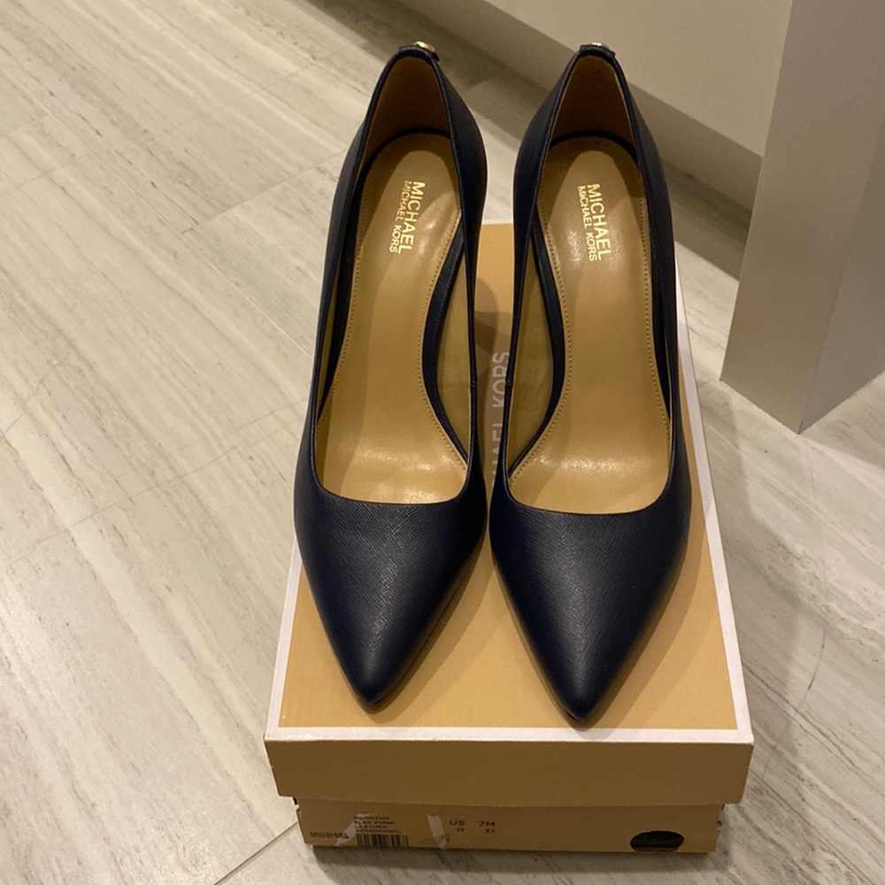 New in Box Michael Kors Dorothy Flex Saffiano Leather Pump Navy Size 7 37